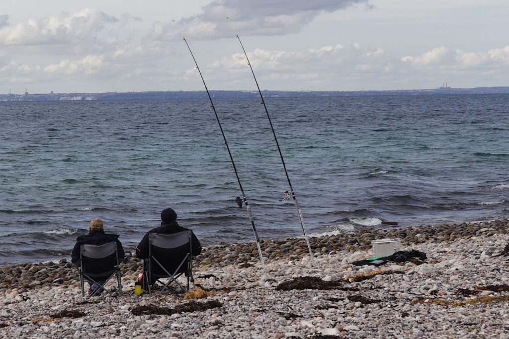 Zwei Männer angeln an der Ostsee