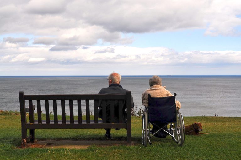 Seniorenehepaar an der Ostsee